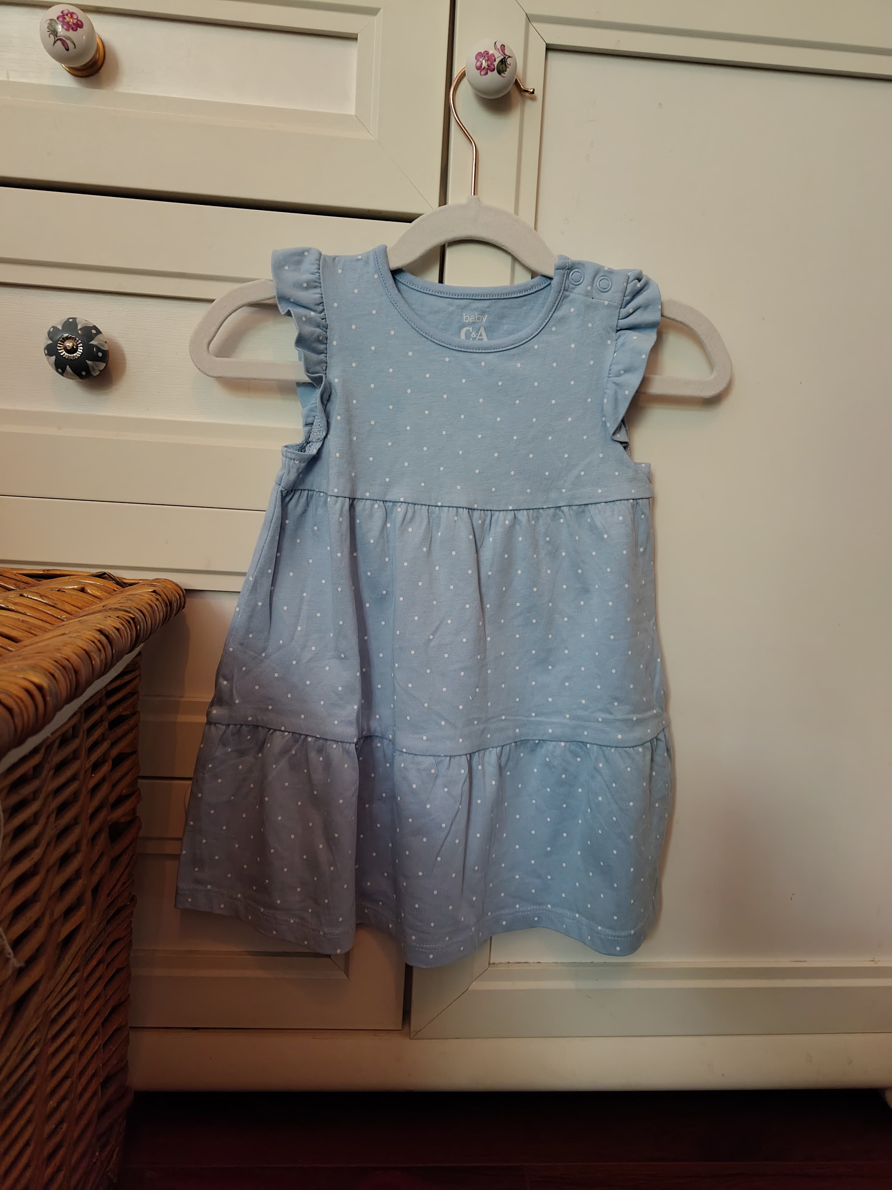 Süsses gepunktetes Kleid